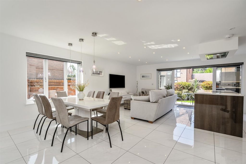Property photo 2 of 32 8 Hampton Gate_11.Jpg