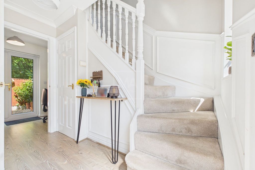 Property photo 2 of 18 Entrance Hallway