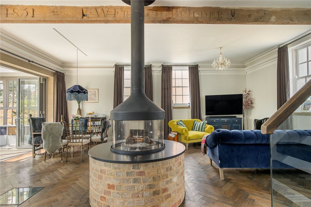 Property photo 2 of 19 Family Room