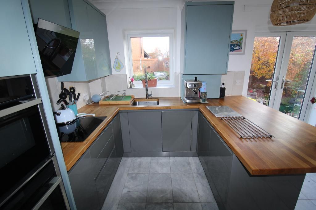 Property photo 3 of 17 Kitchen