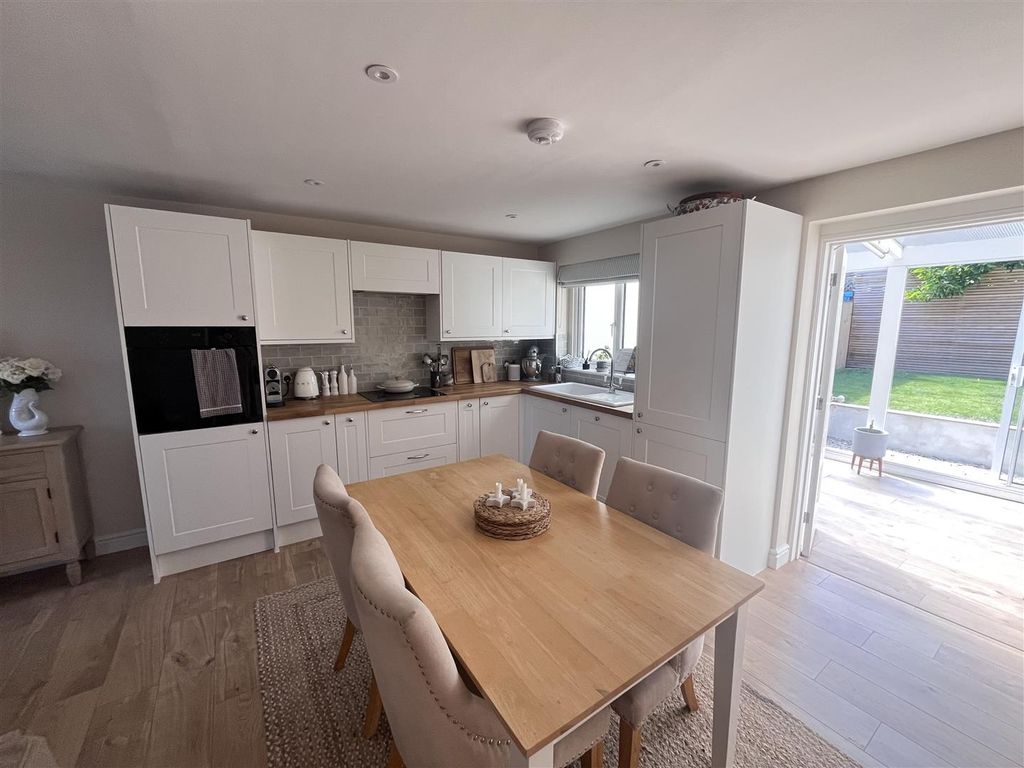 Property photo 3 of 10 Kitchen