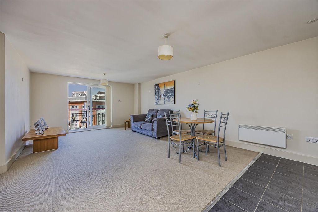 Property photo 2 of 13 Breacon House, Gunwharf Quays, Portsmouth-Porticom