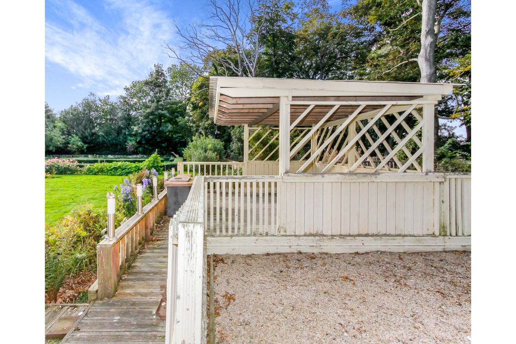 Property photo 3 of 17 Garden