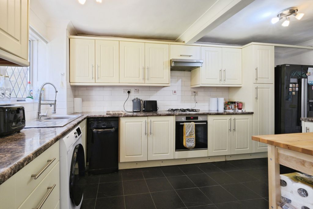 Property photo 2 of 21