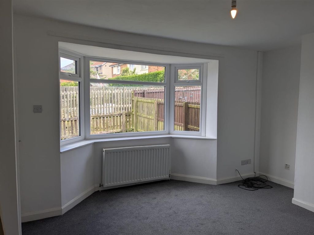Property photo 3 of 11 Living Room