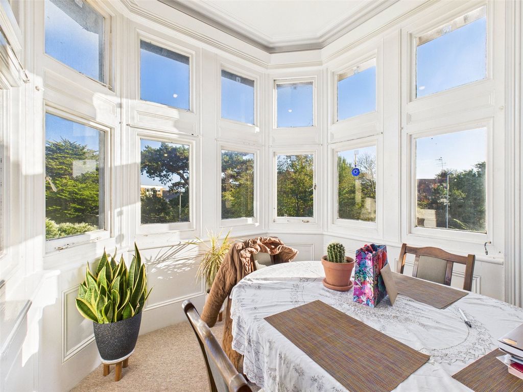 Property photo 3 of 15 Lounge