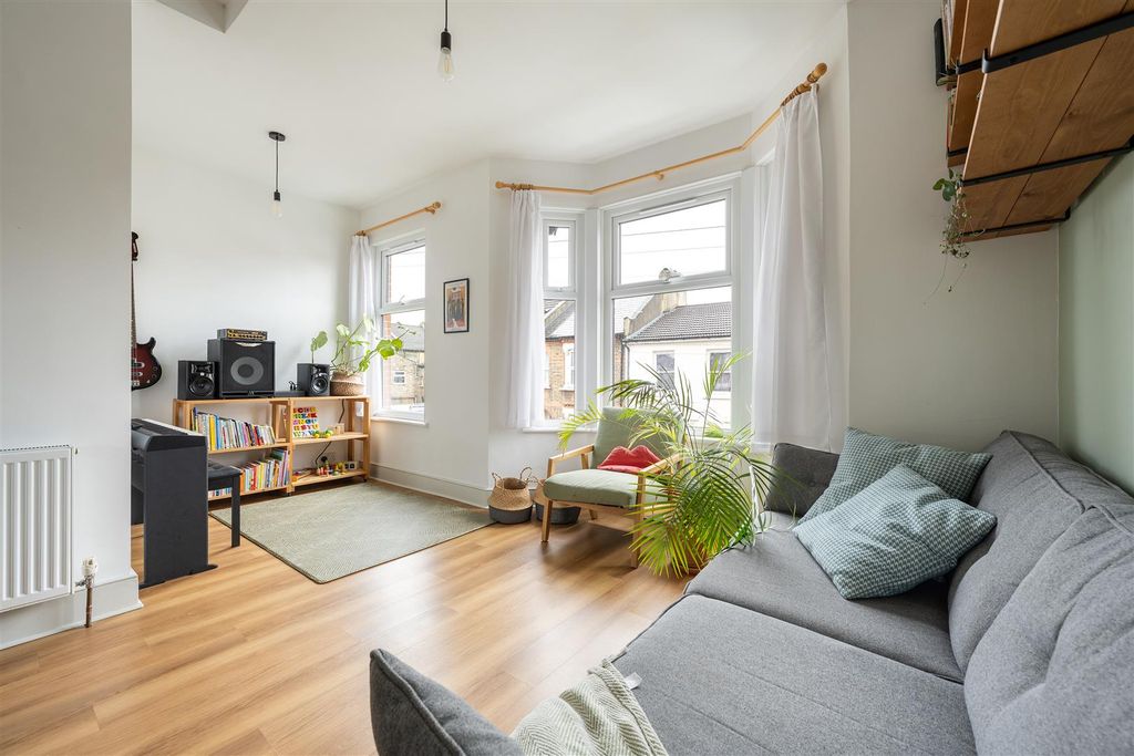 Property photo 2 of 21 Essex Street, E7