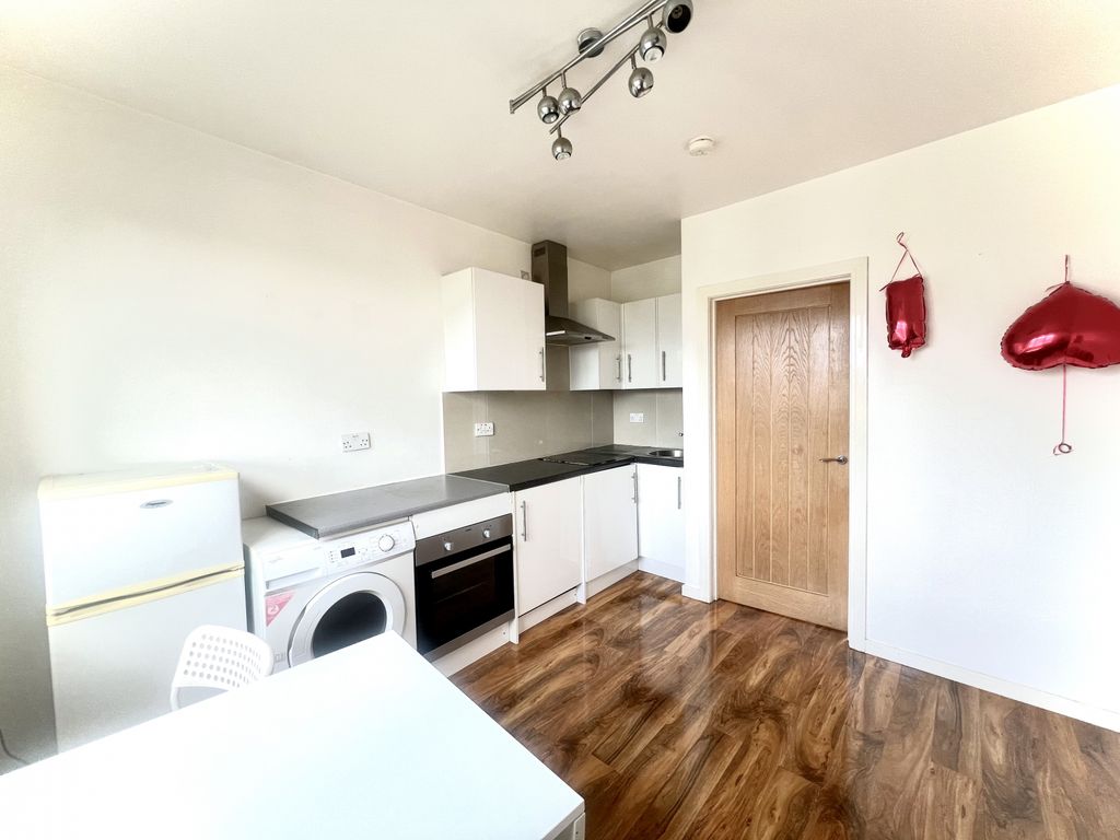 Property photo 1 of 6 A Spacious Top Floor One Bedroom Flat To Rent In Wood Green.