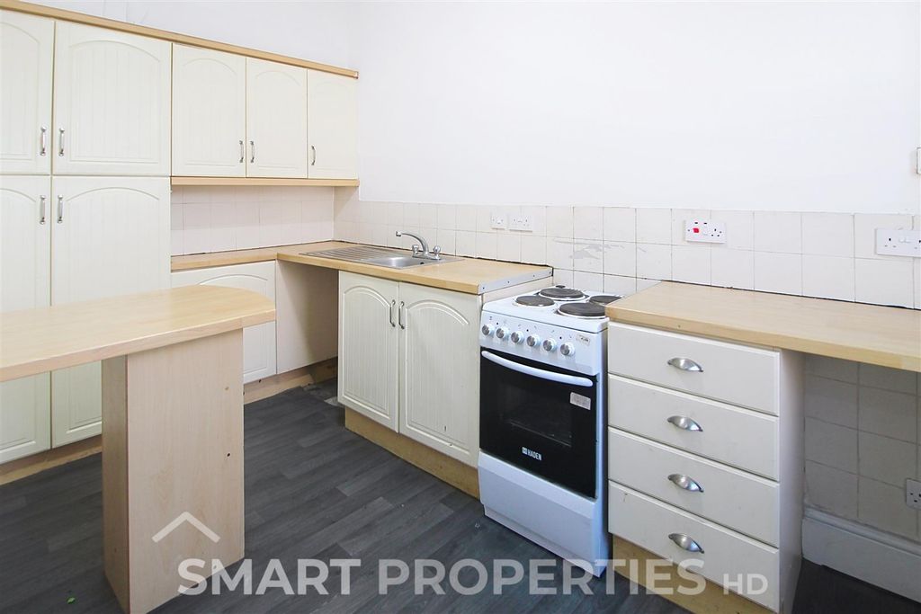 Property photo 3 of 7 225-Blackmoorfoot-Rd_00003.Jpeg