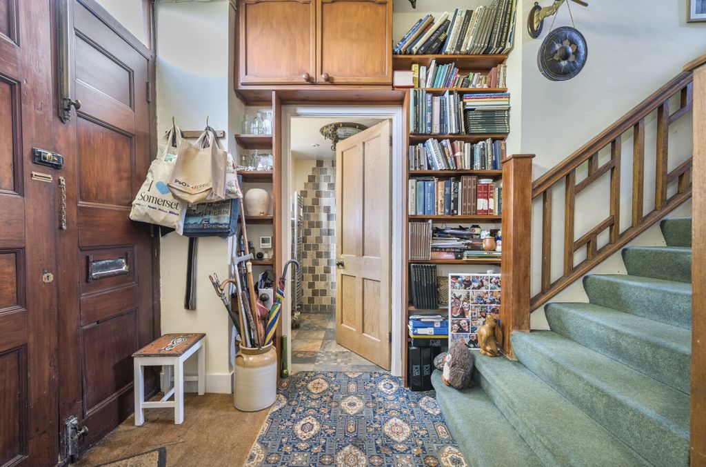 Property photo 2 of 27 Entrance Hall