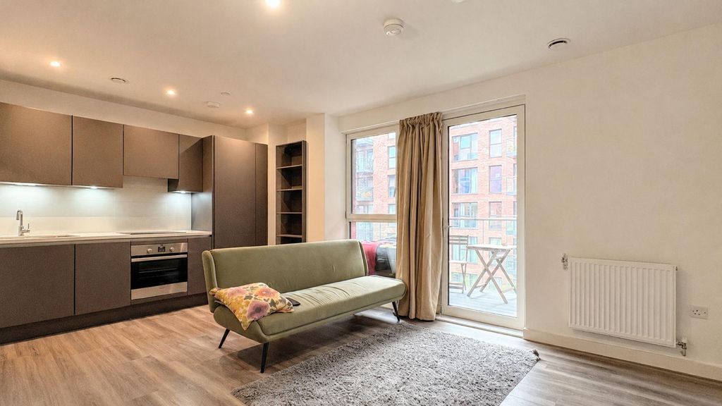Property photo 1 of 7 Green Street, E13 Studio For Sale By Barrain Londo