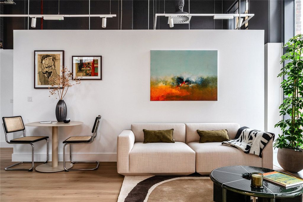 Property photo 1 of 11 Living Room