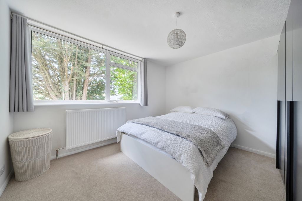 Property photo 3 of 18 1447396-18-69E770E594Eee