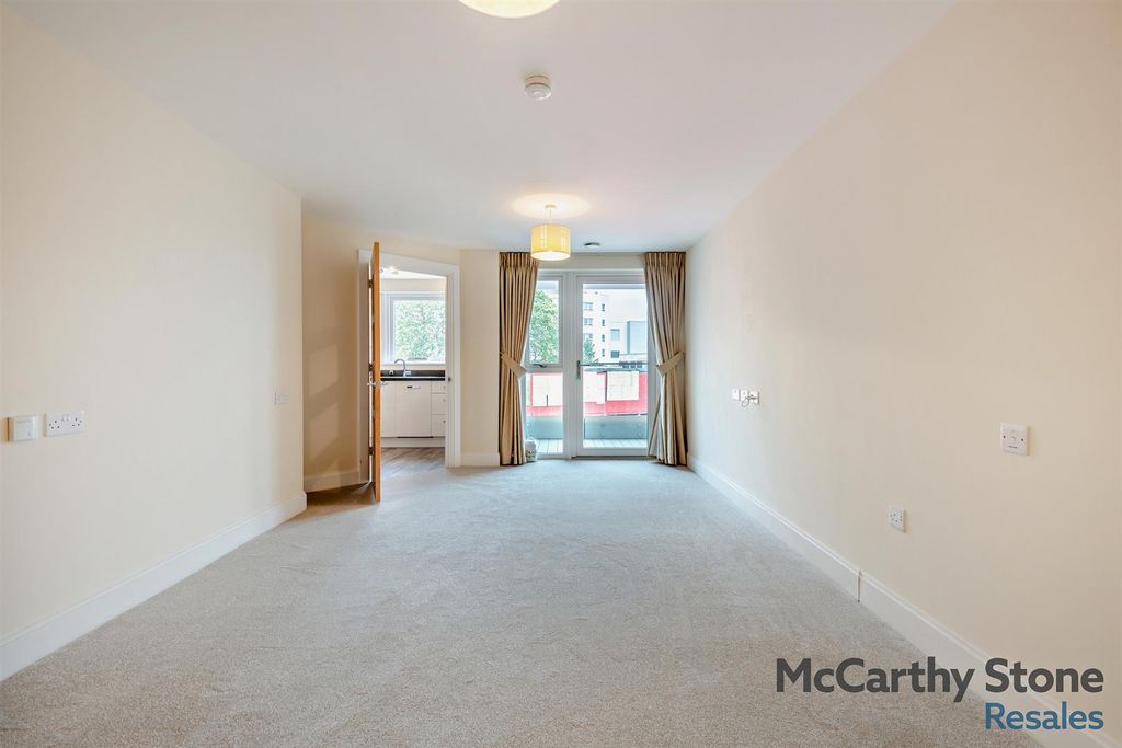 Property photo 2 of 20 8655178-Interior01-800.Jpg