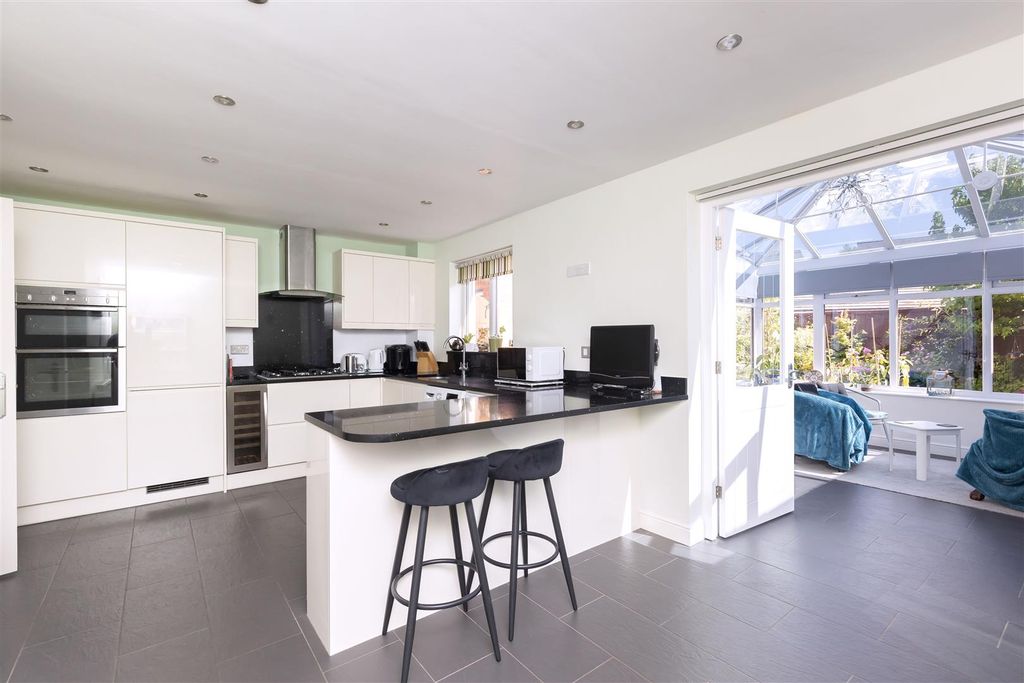 Property photo 3 of 40 Kitchen Diner
