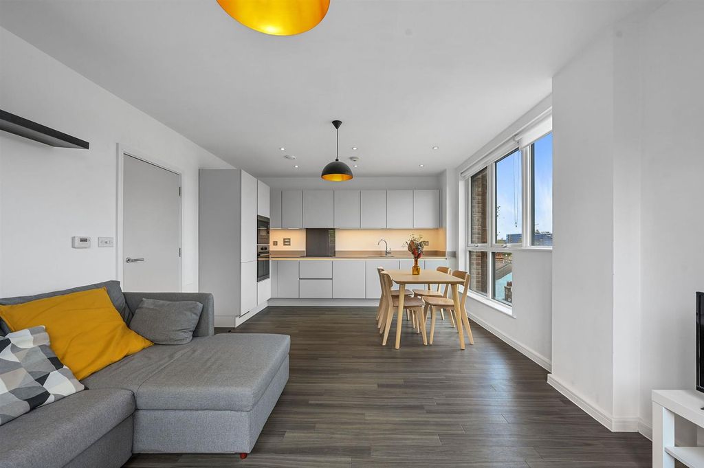 Property photo 3 of 20 8