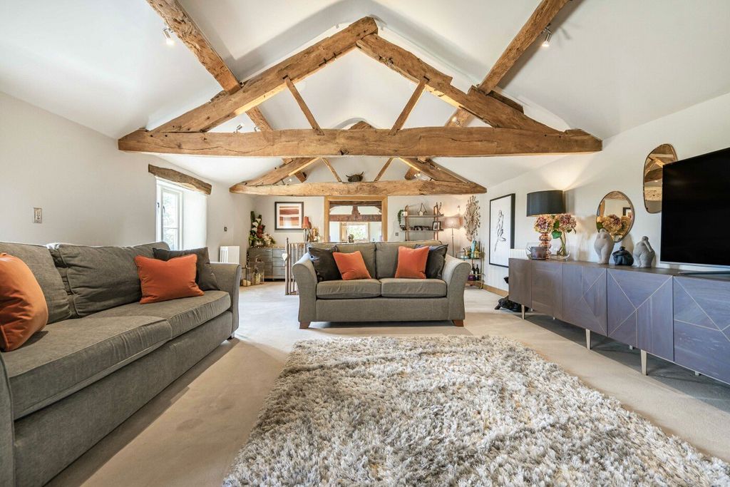 Property photo 3 of 18 Sitiing Room