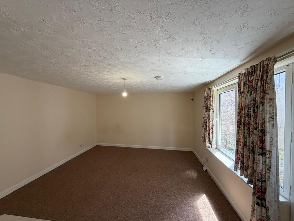 Property photo 2 of 5 Living Room