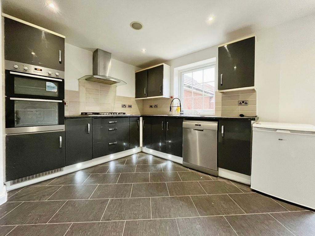 Property photo 3 of 19 Kitchen