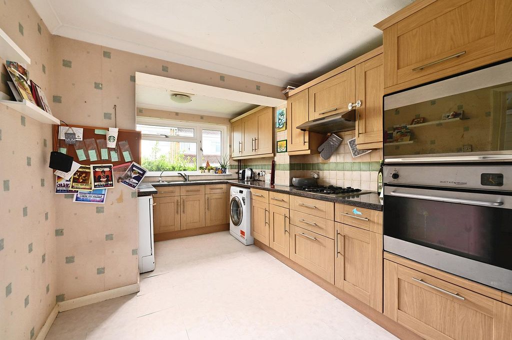 Property photo 2 of 11 Kitchen