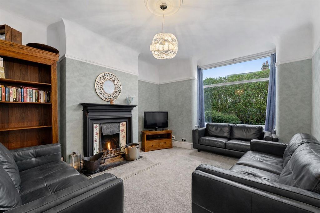 Property photo 3 of 32 B7Fad3cc-Bb09-4297-A1Fb-De736A3B40F6.Png