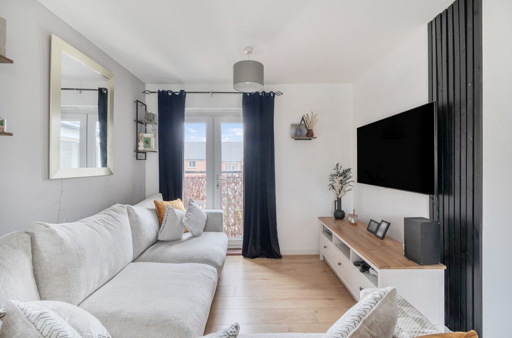 Property photo 2 of 14 1408399-9-6984c2c...