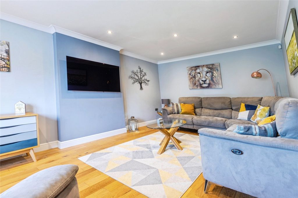 Property photo 3 of 17 Living Room