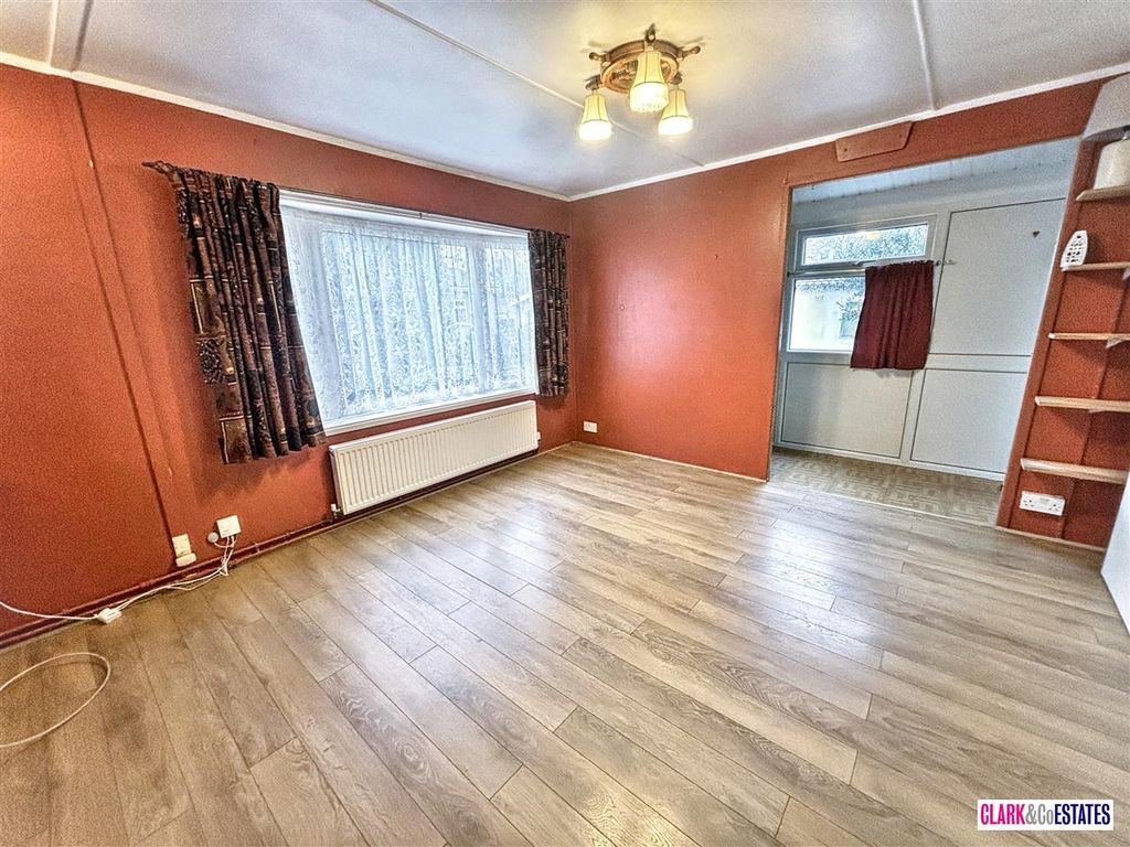 Property photo 3 of 13 Lounge