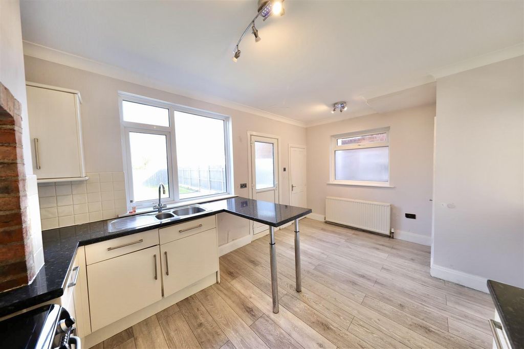 Property photo 2 of 16 Kitchen