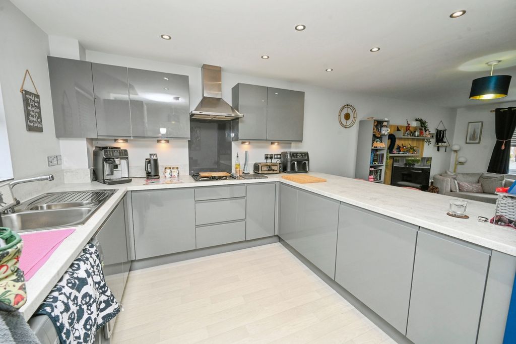 Property photo 2 of 16 Pbox-Img.Jpg