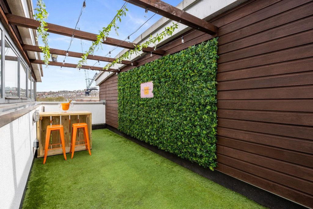 Property photo 2 of 36