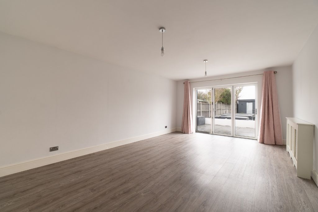 Property photo 3 of 33 4587624