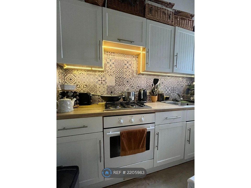 Property photo 3 of 11 Kitchen