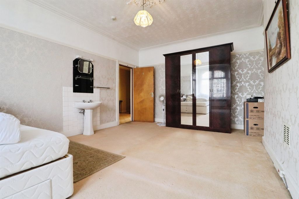 Property photo 3 of 35