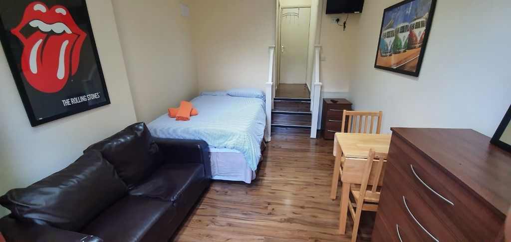 Property photo 2 of 7 A Cozy Double Bedroom Featuring A Comfortable Doub...