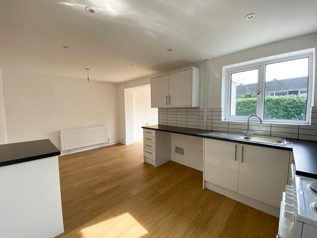 Property photo 2 of 11 Kitchen