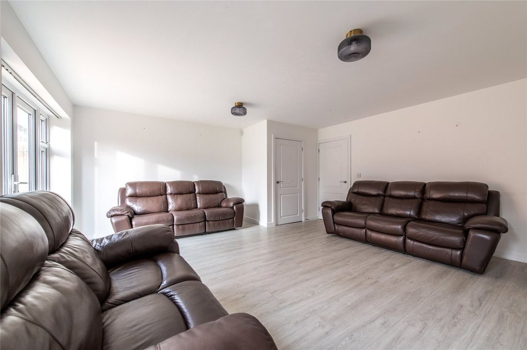 Property photo 2 of 27 Picture No. 32