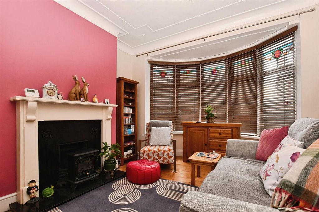 Property photo 3 of 16 Lounge