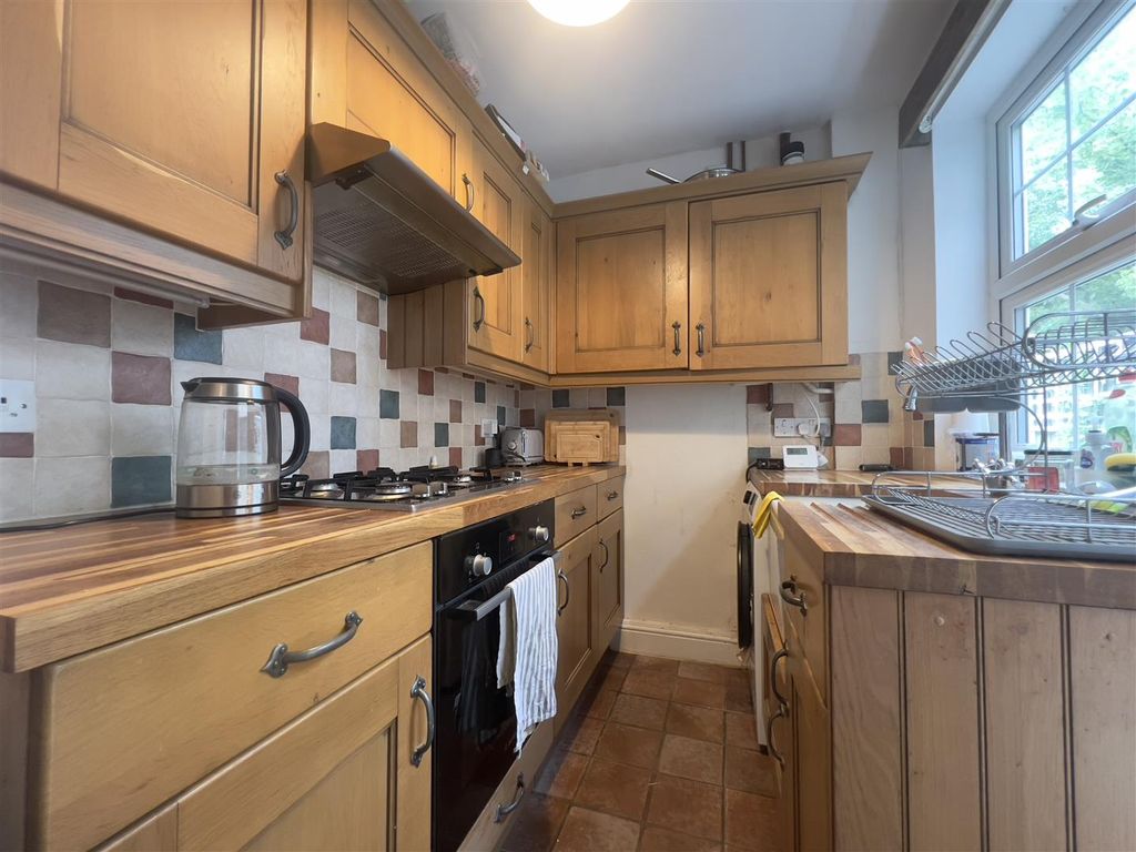 Property photo 3 of 11 Kitchen