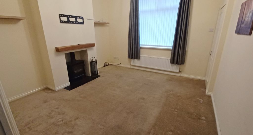 Property photo 2 of 11 Living 1