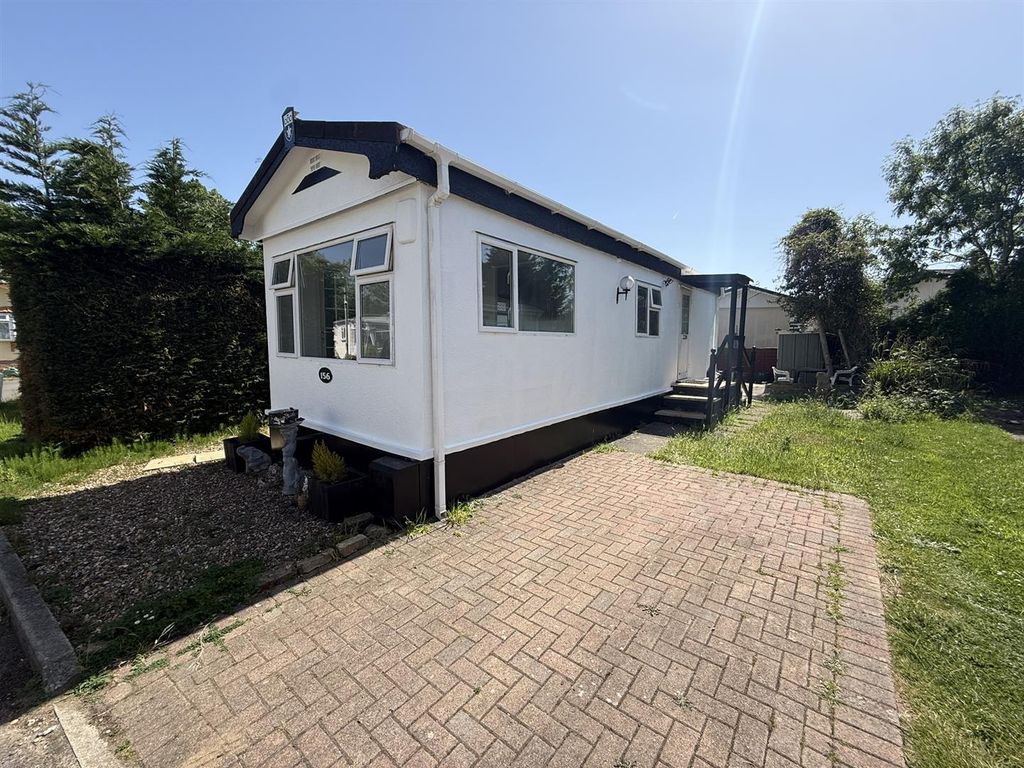 Property photo 1 of 8 Elstree Park