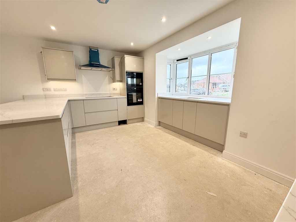 Property photo 3 of 10 Kitchen