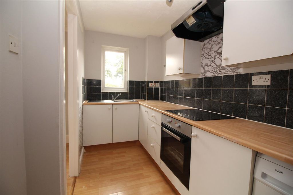 Property photo 3 of 8 Kitchen 2.Jpg