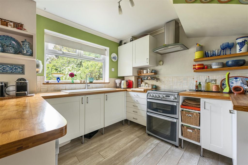 Property photo 3 of 29 Pembroke Road E17