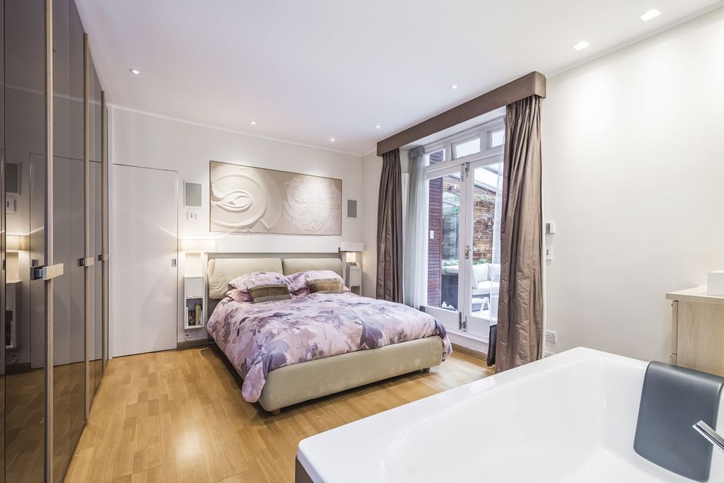 Property photo 2 of 18 Warwick Square (9)