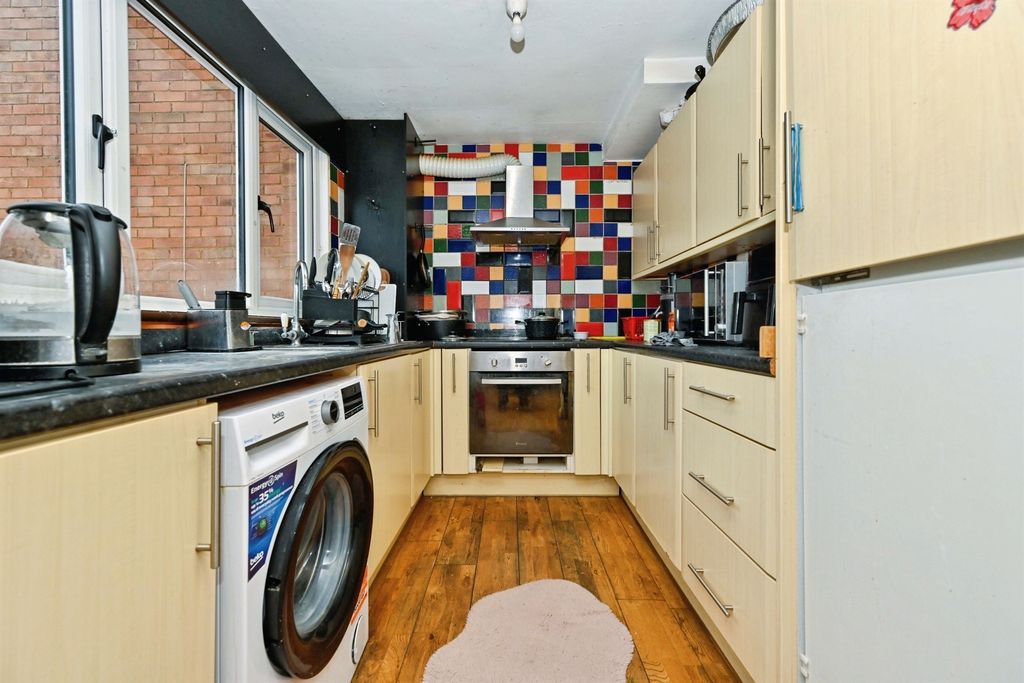 Property photo 2 of 32