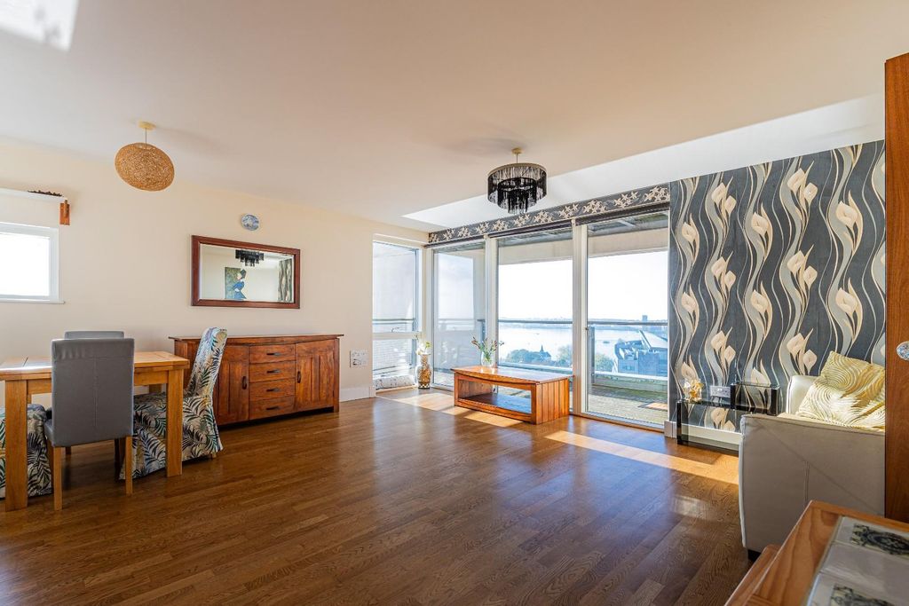 Property photo 2 of 21 Lounge