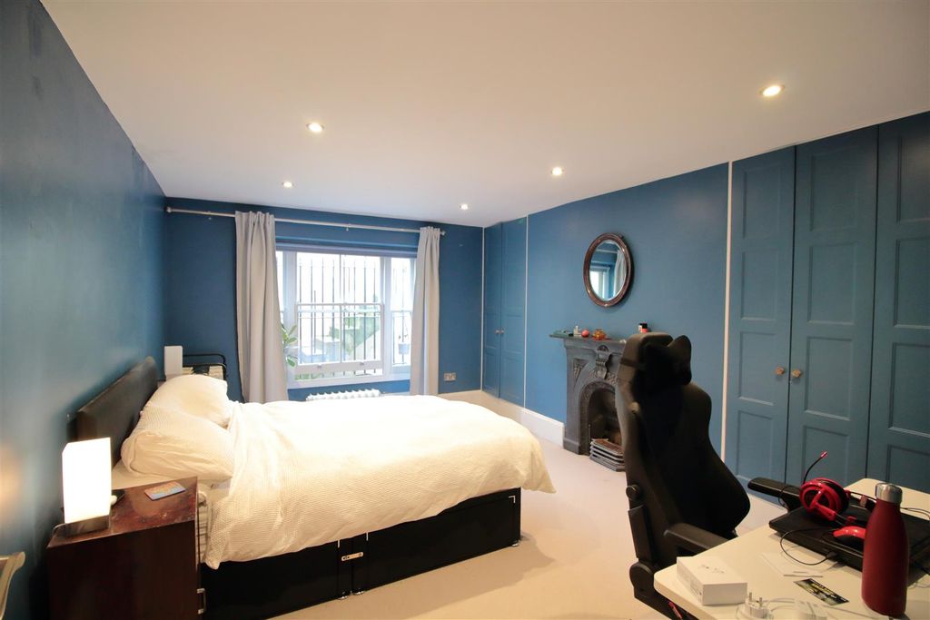 Property photo 3 of 11