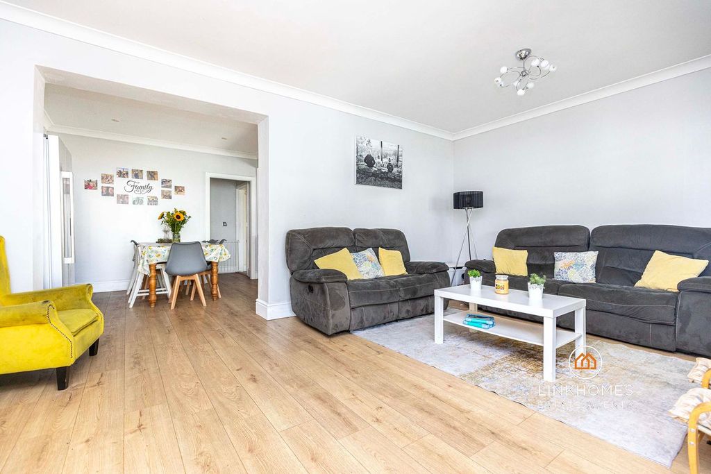 Property photo 2 of 33
