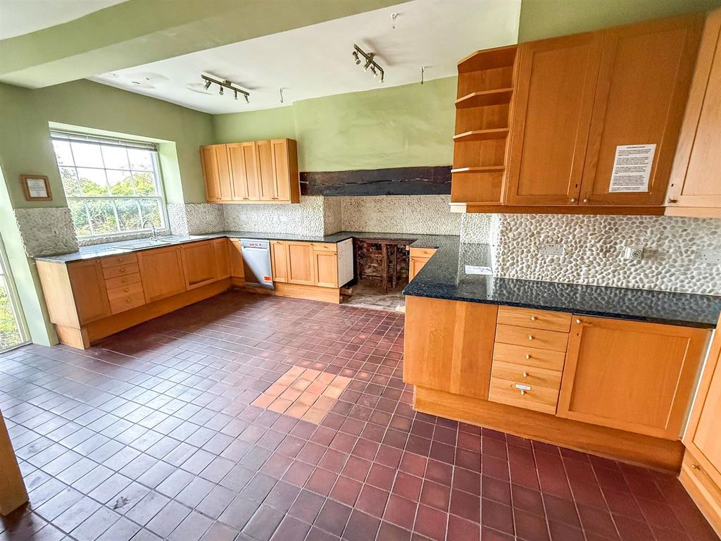 Property photo 3 of 31 Kitchen/Breakfast Room